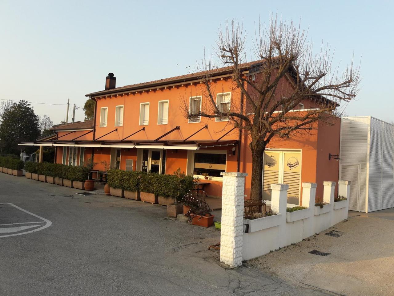 Locanda Mirafiori 호텔 산도나디피아베 외부 사진